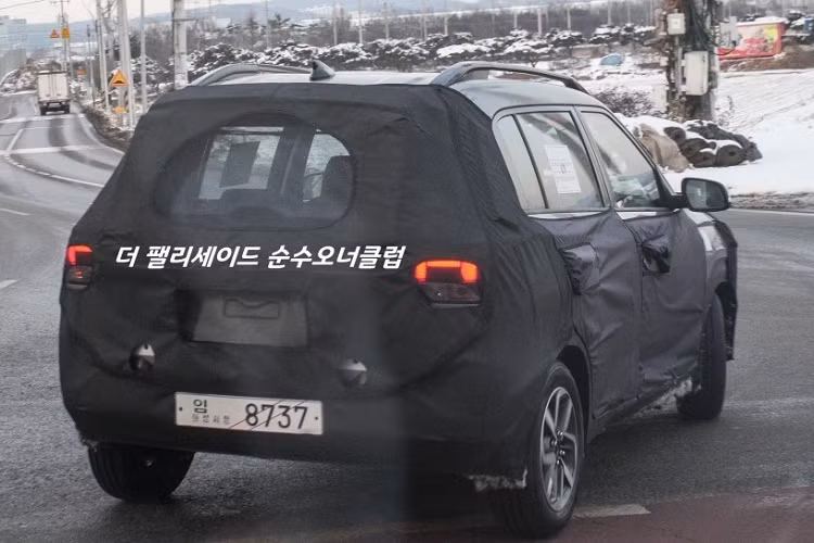 Được phát triển dựa trên ngôn ngữ thiết kế Sensuous Sportiness của hãng Hyundai, Exter sở hữu hệ thống đèn 2 tầng "bắt trend" trên đầu xe. Trong đó, dải đèn LED định vị ban ngày của xe nằm phát trên và có thiết kế hình chữ "H", tương tự Hyundai Santa Fe thế hệ mới. Nằm giữa 2 dải đèn LED định vị ban ngày có vẻ là một khe gió hẹp. Cụm đèn pha LED của xe được đặt ở bên dưới, trong hốc hình chữ nhật. Ở giữa 2 đèn pha là lưới tản nhiệt với thiết kế thẳng đứng và sơn màu đen.