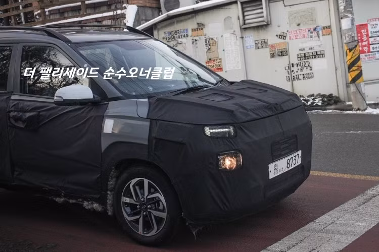 Hiện hãng Hyundai chưa hé lộ thiết kế phía sau của Exter mới. Tuy nhiên, những hình ảnh chụp trên đường phố Hàn Quốc trước đó cho thấy xe có cả cửa sổ trời và cụm đèn hậu với tạo hình chữ "H" bên trong, tương tự dải đèn LED định vị ban ngày. Ở bản tiêu chuẩn, xe sẽ dùng vành thép với ốp mâm màu bạc. Trong khi đó, ở bản cao cấp, Hyundai Exter được trang bị bộ vành hợp kim có thiết kế 4 chấu kép và phay xước 2 màu.
