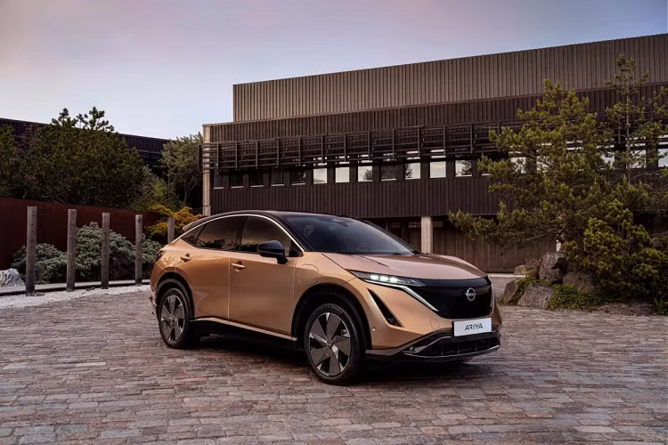 Sau khi trao đổi với phó chủ tịch cấp cao trên của Nissan, Autocar còn gợi ý rằng mẫu xe chạy bằng pin thể rắn đầu tiên của Nissan có thể sẽ dựa trên kiến trúc hoàn toàn mới và được chế tạo tại một nhà máy mới.