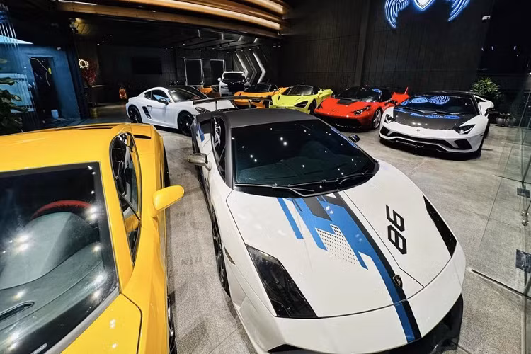 Cuối cùng, trong showroom của Phan Công Khanh từng có sự góp mặt của 2 chiếc siêu xe Lamborghini Gallardo tiêu chuẩn và bản độ đường đua, chưa hết, trong dịp khai trương showroom K-Super của mình vào tháng 6 vừa qua, Khanh Super còn trưng bày 2 chiếc siêu xe Lamborghini Murcielago LP640-4, 1 xe bản Coupe và Roadster