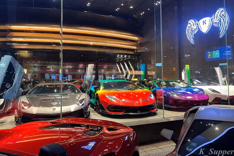 Ngoài cặp đôi siêu xe Lamborghini Aventador SVJ, Phan Công Khanh còn từng mang về nước chiếc siêu xe Lamborghini Huracan Super Trofeo Omologata hay còn gọi là STO, một biến thể xe đường phố bước ra từ đường đua đã được hãng xe Lamborghini cho ra mắt vào năm ngoái. 