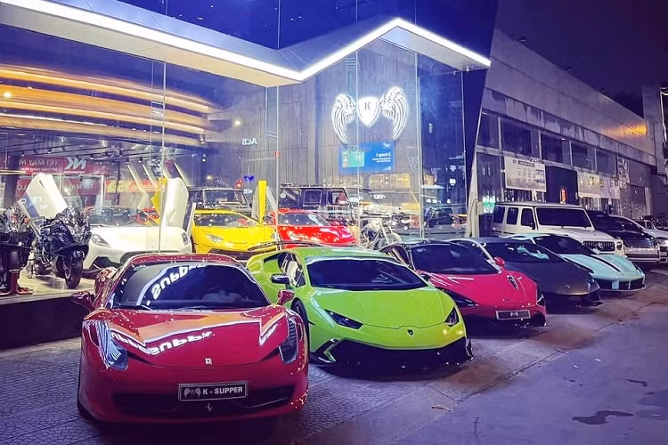 Dòng siêu xe Lamborghini Huracan, Phan Công Khanh còn âm thầm mang về nước chiếc xe EVO, bản nâng cấp giữa vòng đời của Lamborghini Huracan, ngoài ra, Khanh Supper còn từng giao dịch qua lại rất nhiều siêu xe Huracan đã qua sử dụng, và tất nhiên không thể thiếu Aventador bản Coupe và Roadster.