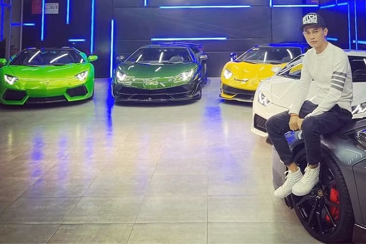 Đáng chú ý nhất là cặp đôi Lamborghini Aventador SVJ của Phan Công Khanh hợp tác với 1 người chuyên nhập xe ở Đà Nẵng mang về Việt Nam. Trên toàn thế giới chỉ có 900 chiếc Aventador SVJ LP740-4 được sản xuất, trong đó, 2 xe Aventador SVJ được Khanh nhập về có màu vàng Giallo Evros và đặc biệt là màu xanh Verde Ermes rất độc đáo.