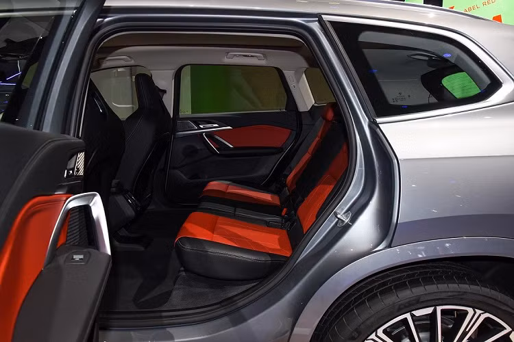 Nguyên nhân là bởi BMW X1 2023 tại Trung Quốc thuộc phiên bản trục cơ sở dài Li. Trong triển lãm Ô tô Thượng Hải 2023 hiện đang diễn ra tại Trung Quốc, hãng BMW đã lặng lẽ vén màn thế hệ mới của X1 Li dành cho thị trường tỷ dân này.