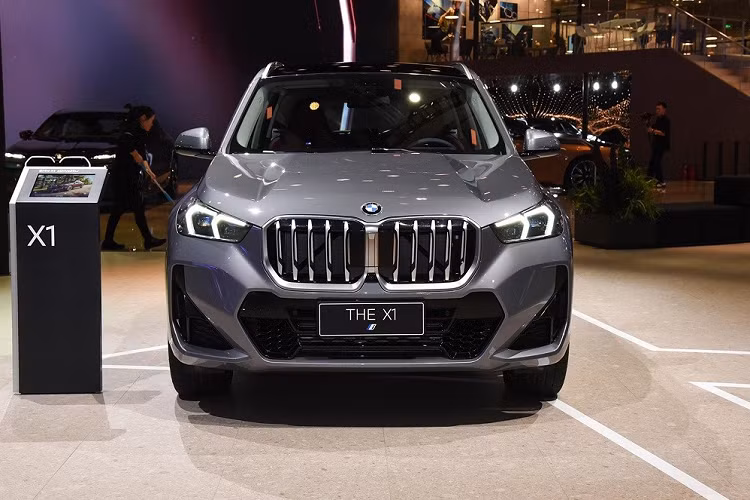 Bước sang thế hệ mới, mẫu xe SUV BMW X1 Li 2023 sở hữu chiều dài 4.616 mm, chiều rộng 1.845 mm, chiều cao 1.641 mm và chiều dài cơ sở lên đến 2.802 mm.