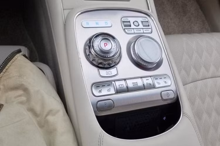 Bên trong cabin, Genesis bao trùm lên không gian nội thất của G90 Limousine 2023 là sự tiện nghi, hiện đại và sang trọng. Chiếc sedan hạng sang cỡ lớn có nội thất được bọc da và ốp gỗ, mang tới cái nhìn cao cấp.