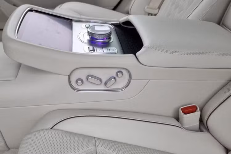 Chưa hết, Genesis G90 Limousine 2023 còn cung cấp cho người dùng tính năng cập nhật phần mềm qua Wi-Fi, hệ thống âm thanh Bang &amp; Olufsen 23 loa với loa tweeter bật lên khi cần, hệ thống nước hoa trên xe với 3 mùi hương, 2 cửa sổ trời toàn cảnh, hệ thống đèn viền nội thất có thể chỉnh độc lập, 2 màn hình giải trí dạng cảm ứng 10,2 inch dành cho hành khách, rèm cửa.