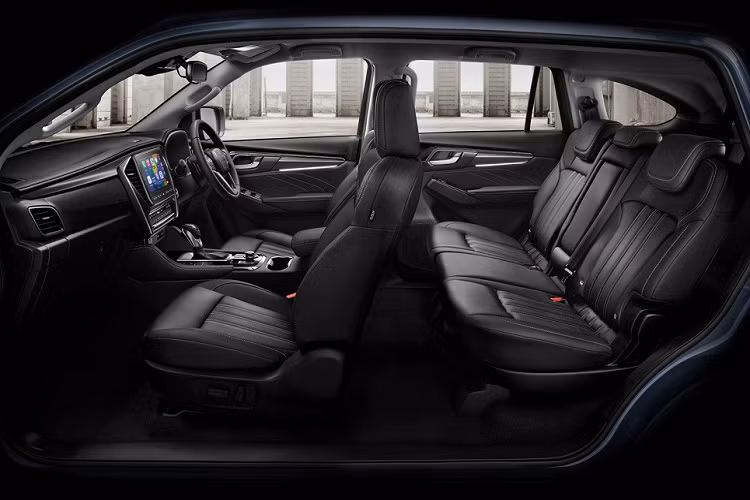 Trong khi đó, những trang bị nội - ngoại thất còn lại của Isuzu MU-X Phantom Collection 2023 không khác gì bản thường. Xe cũng có đèn pha LED dạng Projector với tính năng tự động bật/tắt và chờ dẫn đường, đèn chào mừng, dải đèn LED định vị ban ngày, đèn sương mù LED, đèn hậu LED, cửa tự động khóa khi người lái rời khỏi xe