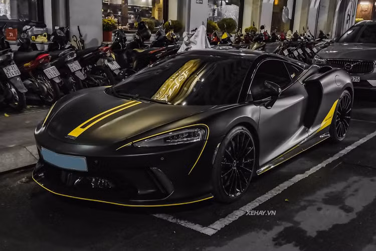 Chiếc xe chính hãng trong bài được trang bị gói độ bodykit của Novitec. Xe gây ấn tượng với màu đen nhám khá “chất”, kết hợp cùng một số chi tiết được dán decal màu vàng nổi bật.