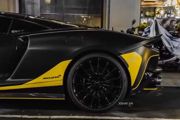 Không gian nội thất của chiếc siêu xe này cũng tiện nghi hơn hẳn so với những mẫu McLaren khác. Toàn bộ khoang cabin của xe được bọc da Nappa và Alcantara. Xe cũng được trang bị màn hình giải trí 12,3 inch, cửa sổ trời chỉnh điện, bảng điều khiển bằng sợi carbon, hệ thống âm thanh cao cấp Bowers &amp; Wilkins 12 loa với loa siêu trầm…