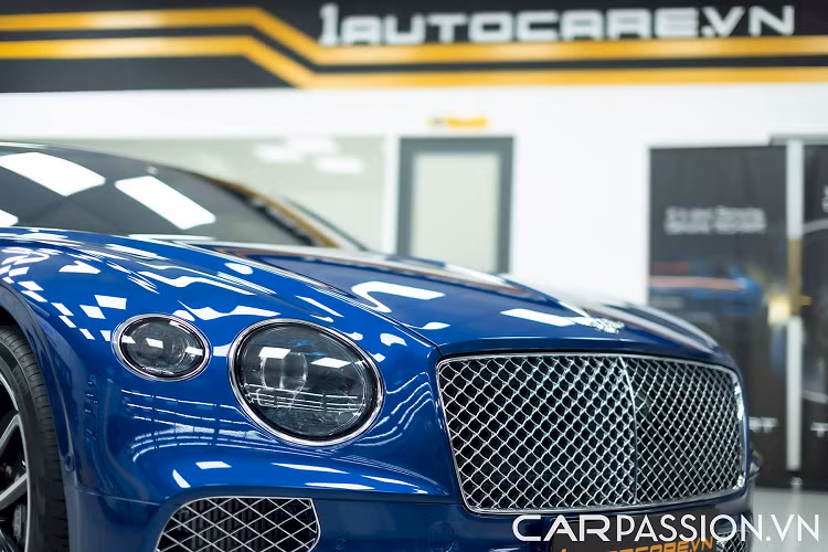 Chỉ những chiếc được Bentley sản xuất đầu tiên, gửi tới tay khách hàng sớm nhất mới được mang trên mình danh hiệu cao quý "First Edition". So với những bản tiêu chuẩn được xuất xưởng muộn hơn về sau này, các xe "First Edition" có riêng hàng loạt chi tiết vô cùng độc đáo, kèm với loạt tùy chọn cao cấp được trang bị sẵn nhằm tạo nên vị thế vượt trội.