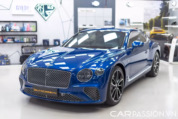 Năm 2019 đánh dấu dịp kỷ niệm 100 năm thương hiệu Bentley ra đời (1919) và đó cũng là thời điểm một số mẫu xe đặc biệt xuất hiện tại Việt Nam. Tiêu biểu nhất chính là chiếc Bentley Continental GT First Edition màu xanh dương Sequin Blue cực kỳ ấn tượng này, được đưa về theo diện chính hãng kèm mức giá không dưới 20 tỷ đồng.