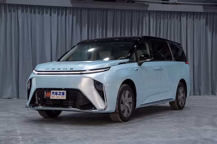 Cụ thể, vào ngày 30/6 /2023 vừa qua, SAIC Motors đã giới thiệu ra thị trường chiếc Maxus Mifa 9 2023 chạy điện với tổng cộng 5 mẫu với mức giá dao động từ 195.900 nhân dân tệ đến 325.900 nhân dân tệ (tương đương 633 triệu đồng đến 1 tỷ đồng).