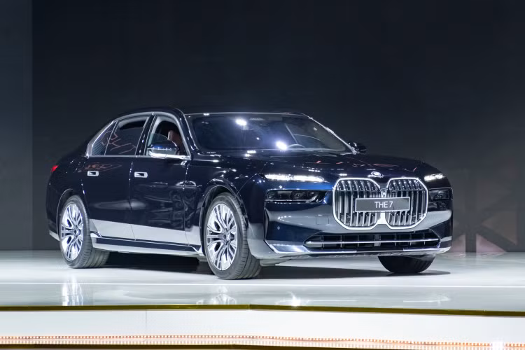 Tất cả các phiên bản của BMW 7-Series 2023 đều được trang bị động cơ xăng 6 xi-lanh thẳng hàng, tăng áp kép TwinPower Turbo, dung tích 3.0L kết hợp với mô tơ điện cho ra công suất tối đa 286 mã lực và mô-men xoắn cực đại 425 Nm ở hai bản 735i. Con số tương ứng ở BMW 740i Pure Excellence là 381 mã lực và 540 Nm.
