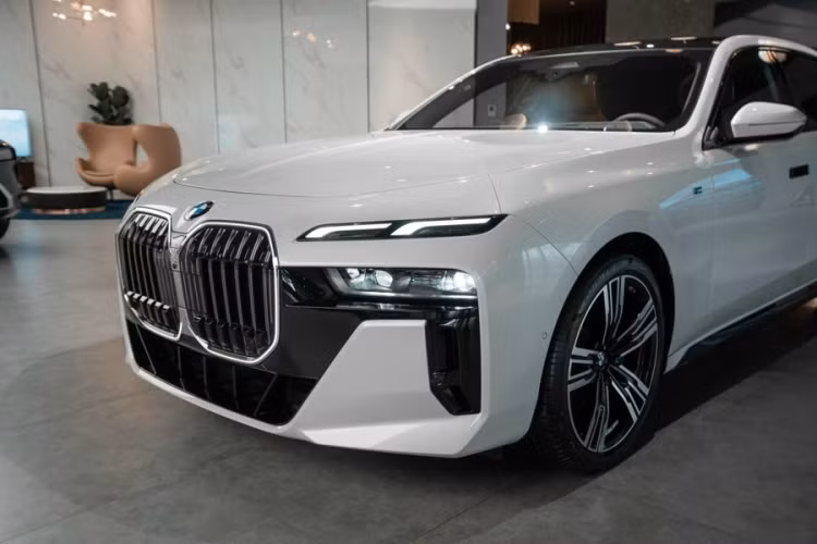 Mức giá xe BMW 7-Series 2023 rẻ hơn đáng kể so với hai đối thủ cạnh tranh trực tiếp là Mercedes-Benz S-Class (5,039 - 5,559 tỷ đồng) và Lexus LS (7,65 - 8,36 tỷ đồng). Ra mắt Việt Nam vào cuối tháng 4/2023, BMW 7-Series 2023 sở hữu kích thước lớn hơn và thiết kế lột xác so với thế hệ trước.