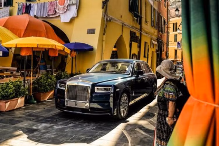 Chiếc Phantom Cinque Terre không được nâng cấp về mặt trang bị vận hành. Nằm bên dưới nắp ca pô mẫu sedan này vẫn là khối động cơ V12 6,75 lít tăng áp kép sản sinh công suất 563 mã lực và mô-men xoắn 900Nm. Mức giá xe Rolls-Royce Phantom Cinque Terre hiện vẫn chưa được công bố chính thức.