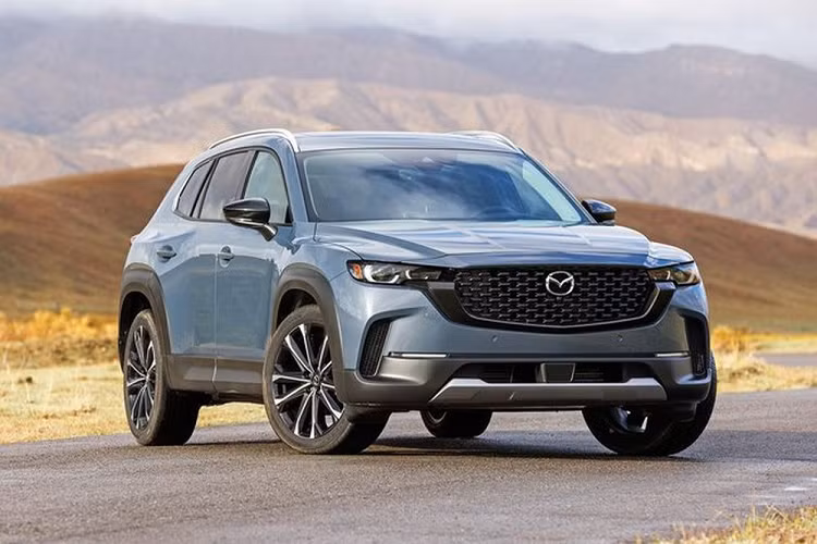 Theo thông tin mà chủ tịch Mazda Bắc Mỹ xác nhận với tờ Autoblog, Mazda CX-70 2024 mới sẽ chính thức ra mắt vào cuối năm nay. Tương tự CX-90, CX-70 là mẫu SUV chủ yếu nhắm đến thị trường Bắc Mỹ.