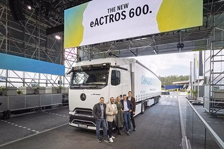 Bộ phận xe tải của Mercedes-Benz mới dây đã giới thiệu Mercedes-Benz eActros 600 chạy điện đường dài đầu tiên mang logo “ngôi sao ba cánh”. Mercedes-Benz cũng công bố kế hoạch định hình tiêu chuẩn mới trong vận tải hàng hóa đường bộ – ứng dụng công nghệ, tính bền vững, thiết kế và lợi nhuận cho các doanh nghiệp khai thác đội xe vận tải điện.