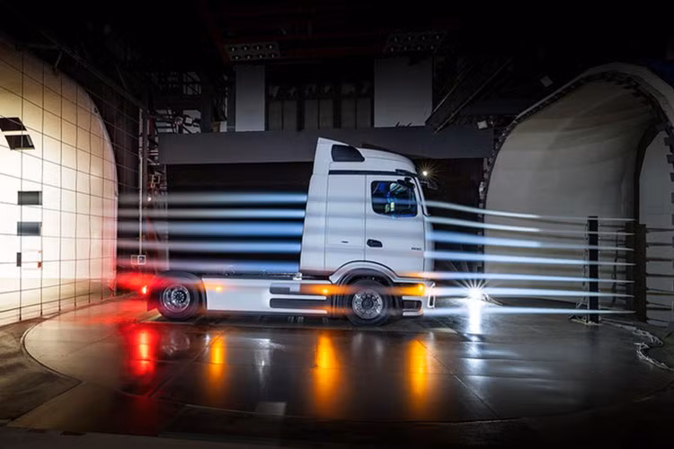 Dù sao đi nữa, khoảng 60% hành trình đường trường của các dòng xe tải Mercedes-Benz ở Châu Âu đều dưới 500 km. Đồng nghĩa, các cơ sở hạ tầng trạm sạc bố trí ở các kho hay các điểm bốc xếp hàng là đủ dùng trong những trường hợp như vậy. Dù sao đi nữa, khoảng 60% hành trình đường trường của các dòng xe tải Mercedes-Benz ở Châu Âu đều dưới 500 km. Đồng nghĩa, các cơ sở hạ tầng trạm sạc bố trí ở các kho hay các điểm bốc xếp hàng là đủ dùng trong những trường hợp như vậy.