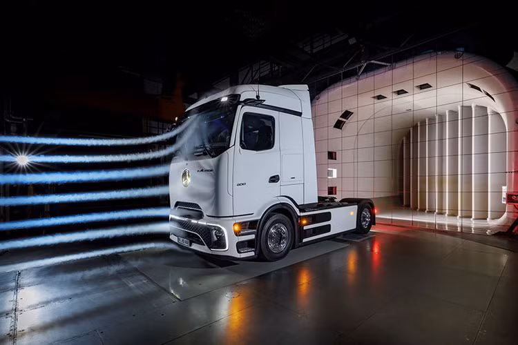Trong tên gọi của xe tải điện Mercedes-Benz eActros 600, con số “600” nhằm nhắc đến dung lượng pin cao hơn 600 kWh và hệ truyền động điện mới do Mercedes-Benz phát triển riêng. Cho phép phạm vi di chuyển của xe tải đường dài thuần điện lên đến 500 km không cần sạc trung gian. Nếu có thêm sạc trung gian trong thời gian nghỉ ngơi của tài xế (theo quy định pháp luật), eActros 600 có thể di chuyển hơn 1.000 km mỗi ngày.
