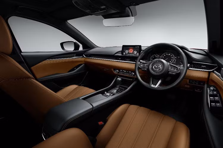 Về nội thất, bên trong cabin của Mazda6 bản đặc biệt này được phối hai tông màu nâu và đen ấm áp. Da lộn Leganu sang trọng được phủ dọc theo chiều dài của bảng táp-lô, trong khi ghế ngồi bọc da Nappa cao cấp mang đến cảm giác sang trọng hơn cho cho toàn bộ khoang cabin.