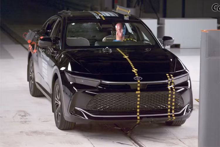 Điểm khác biệt này đến từ việc phiên bản Toyota Crown XLE 2023 chỉ được trang bị đèn pha Bi-LED, trong khi hai phiên bản còn lại sử dụng công nghệ Quad-LED hiện đại hơn.