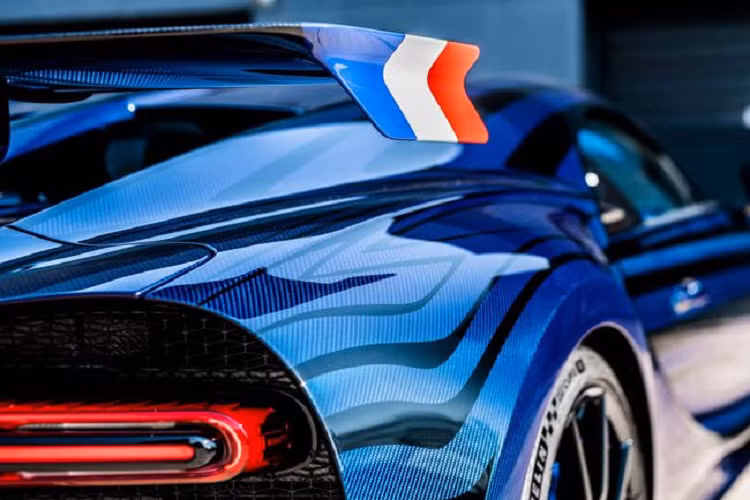 Người kế nhiệm vị trí của ông Achim Anscheidt, chuyên gia thiết kế Frank Heyl nói với Autocar rằng việc tích hợp pin cho hệ truyền động hybrid yêu cầu công ty "xem xét lại kiến trúc của toàn bộ chiếc xe".