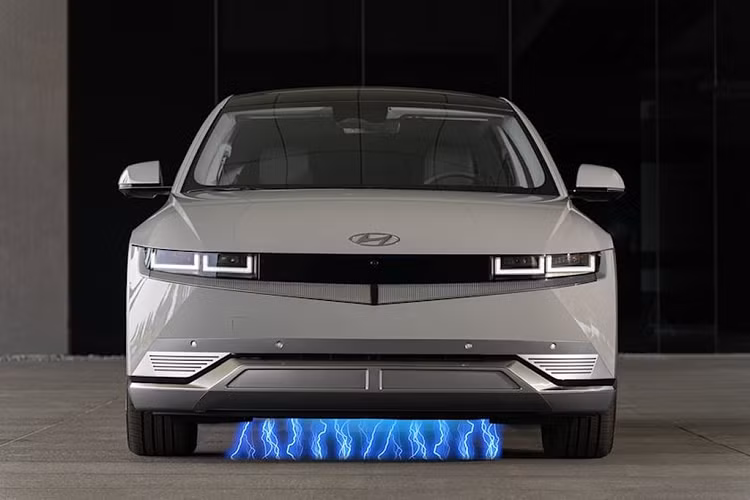 Theo trang tin CarBuzz, hãng Hyundai đã nộp đơn xin cấp bằng sáng chế về sạc xe điện không dây lên Văn phòng Sở hữu trí tuệ Hàn Quốc (KIPO). Để đơn giản hoá cách thức hoạt động của sạc không dây ôtô của Hyundai, chúng ta hãy lấy chiếc smartphone của mình làm ví dụ.