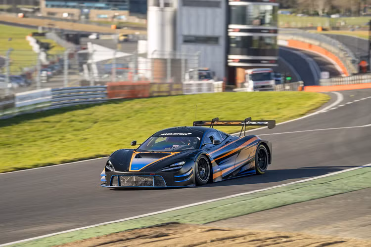 “McLaren 720S GT3 đã thành công kinh ngạc trong cuộc đua GT3 kể từ khi ra mắt 4 năm trước, dẫn đầu cuộc đua Gulf 12 Hour”, Giám đốc của McLaren Motorsport - Ian Morgan cho biết.