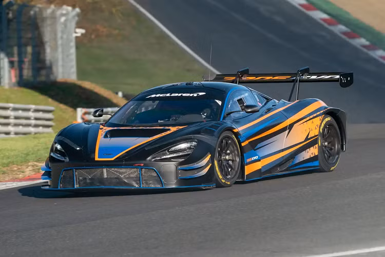 Phía sau siêu xe McLaren 720S GT3 EVO trang bị cánh đuôi mới có cơ cấu điều chỉnh linh hoạt để tuỳ chỉnh lực ép của đuôi xe với mặt đường theo từng điều kiện đường đua. Đặc biệt, McLaren 720S GT3 Evo trang bị bộ phuộc TTX40 của Ohlins điều chỉnh 4 thông số, đồng thời bổ sung thanh đòn hệ treo trước sau. Đĩa phanh được cải thiện để mang đến sự bền bĩ hơn.