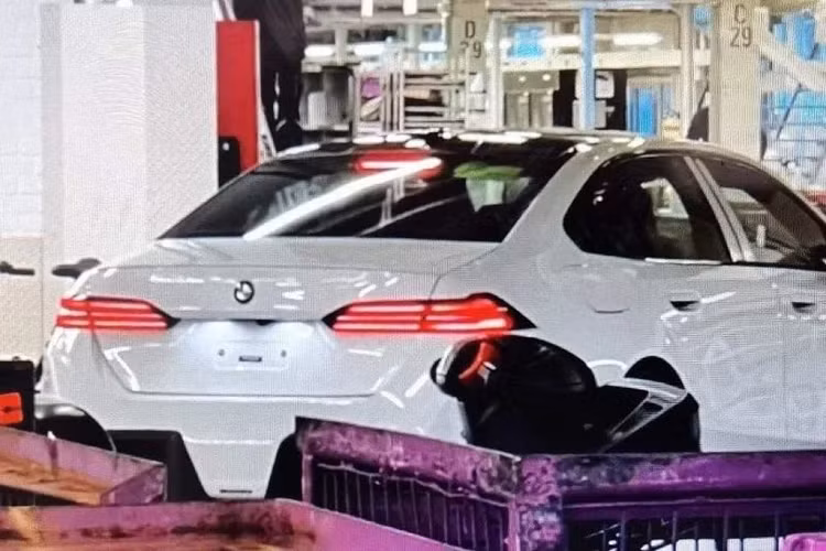 Trong khi đó, phần hông xe được thiết kế khá đơn giản, không có quá nhiều đường gân sắc cạnh. Đáng tiếc, không có hình ảnh chính thức của phần đuôi xe BMW i5 2024, nhưng một bức ảnh của BMW 5-Series thế hệ mới bị rò rỉ trước đó cho thấy đèn hậu được làm mỏng hơn và cột C có kiểu dáng đẹp hơn.
