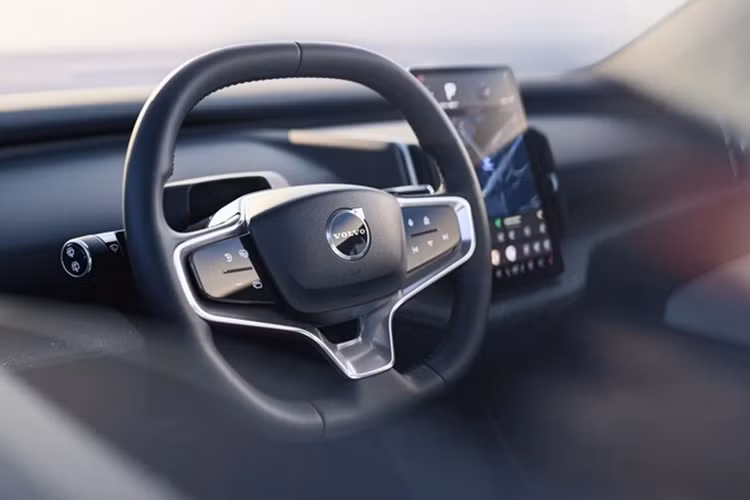 EX30 được tích hợp nhiều tính năng hỗ trợ lái an toàn, tiên tiến như: hệ thống hỗ trợ hoa tiêu đỗ xe thế hệ mới có thể xử lý tất cả các loại chỗ đỗ xe, bao gồm đỗ xe song song, cong, vuông góc và chéo xương cá. Ngoài ra, EX30 còn có tính năng cảnh báo giao thông khi mở cửa.