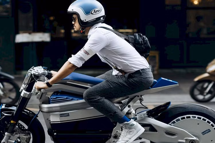 Bên cạnh đó, NU-E cũng không có cốp để đồ. Trên nguyên mẫu DatBike Weaver ++, người dùng có thể để ít đồ cá nhân trong cốp trước giả bình xăng, nhưng trên NUEN NU-E khu vực này đã bị cắt bỏ nhằm mang đến ngoại hình đơn giản và liền lạc hơn cho xe.