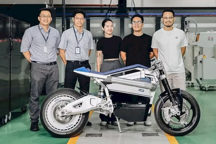Theo người đứng đầu NUEN chia sẻ, quá trình lên ý tưởng thiết kế bản độ NU-E được hoàn thành trong vòng chưa đầy một tháng. Các bản phác thảo của thương hiệu Việt được thực hiện trên các bản vẽ CAD, được sử dụng để in 3D mô hình khung xe. Sau khi hoàn thiện, các chi tiết được gia công bằng máy CNC từ nhôm hàng không và tiến hành công đoạn lắp ráp.