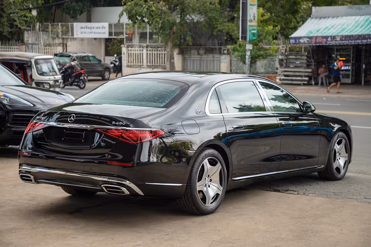Nội thất của Mercedes-Maybach S450 4Matic có khoang lái bọc da Nappa, khách hàng có thể chọn giữa các màu như đen, nâu Sienna, kem Macchiato hay xám Silver, tiếp đến là trần xe được sử dụng vật liệu vi sợi Dinamica, ghế được bọc da Maybach Exclusive Nappa với thiết kế hoạ tiết hình kim cương và các đường chỉ thêu nổi được làm thủ công.
