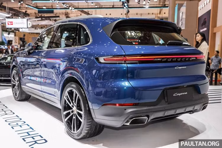 Về truyền động, Porsche Cayenne S 2024 dùng động cơ V8 tăng áp 4.0 lít, sản sinh công suất tối đa 467 mã lực và mô-men xoắn 600Nm, cao hơn 33 mã lực và 50Nm so với động cơ V6 ở bản tiền nhiệm. Nhờ đó, xe có thể tăng tốc 0-100km/h trong 4,7 giây và tốc độ tối đa 273km/h.