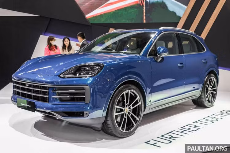 Tại Triển lãm ô tô quốc tế Gaikindo Indonesia (GIIAS) năm nay, Porsche đã ra mắt phiên bản nâng cấp của mẫu xe Cayenne, chỉ vài tháng sau khi được giới thiệu trên toàn cầu vào hồi tháng 4. Theo đó, Porsche Cayenne 2024 mới có sẵn hai kiểu thân xe SUV và coupe như trên phiên bản hiện hành, được nhận diện bằng một vài thay đổi ở thiết kế ngoại thất.