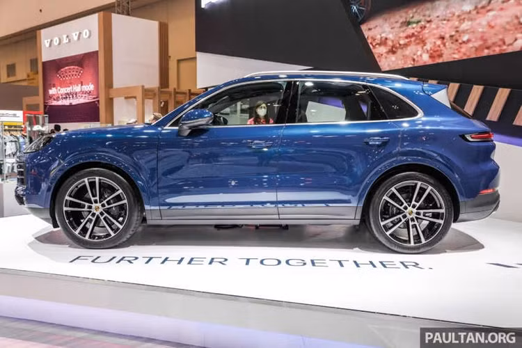 Bên trong cabin, Porsche Cayenne 2024 được trang bị tới 3 màn hình kéo dài hết mặt táp lô. Đầu tiên là đồng hồ lái kỹ thuật số hoàn toàn mới có kích thước lên đến 12,6 inch, đi kèm với 7 giao diện khác nhau. Màn hình thông tin giải trí trung tâm có kích cỡ 12,3 inch được trang bị tiêu chuẩn Android Auto và Apple CarPlay, phát nhạc bằng Apple Music và Spotify.