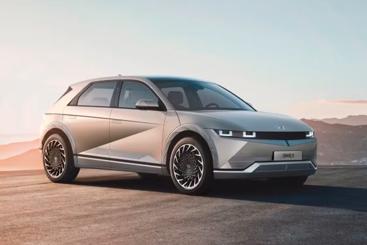  Hyundai Ioniq 5 Standard Range: 352 km Theo khảo sát, mẫu Hyundai Ioniq 5 phiên bản Standard Range và RWD chỉ có phạm vi hoạt động ở mức 352 km trong một lần sạc, mẫu ôtô điện Hyundai này thấp hơn đáng kể so với con số 488 km của bản Long Range.