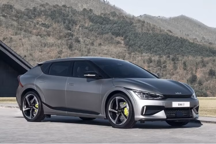  Kia EV6 GT: 349 km Dù sở hữu ngoại hình bắt mắt, cùng nhiều trang bị hiện đại nhưng mẫu Kia EV6 bản GT lại có một hạn chế đó là xe chỉ có phạm vi hoạt động khoảng 349 km trong một lần sạc.
