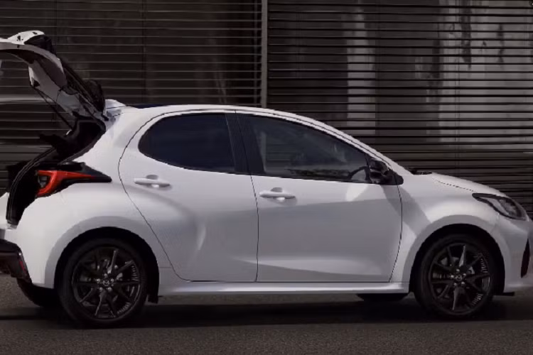 Ở mẫu xe nhà Toyota, hệ truyền động này tạo ra công suất tối đa 129 mã lực và mô-men xoắn cực đại 141 Nm. Ngoài ra, Mazda2 Hybrid 2024 còn được trang bị hộp số biến thiên vô cấp CVT, cụm pin lithium-ion và hệ dẫn động cầu trước. Xe có thể tăng tốc từ 0-100 km/h trong thời gian 9,7 giây và đạt vận tốc tối đa 175 km/h.