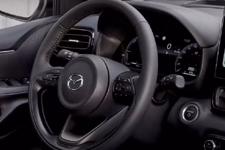 Nằm bên dưới nắp ca-pô của mẫu xe hạng B này là hệ truyền động hybrid bao gồm máy xăng 3 xi-lanh, dung tích 1.5L và 1 mô-tơ điện, tạo ra công suất tối đa 114 mã lực cùng mô-men xoắn cực đại 169 Nm. Như vậy, Mazda2 Hybrid 2024 không có hệ truyền động hybrid tự sạc như Toyota Yaris 2023.
