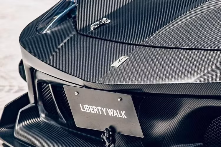 Bên cạnh đó bộ phụ kiện Silhouette của Liberty Walk còn có phần mui xe mới với hai đường gân dập nổi, nắp capo có các khe hút gió cùng các tấm ốp liên tưởng đến 458 Speciale và huy hiệu Ferrari sơn đen.