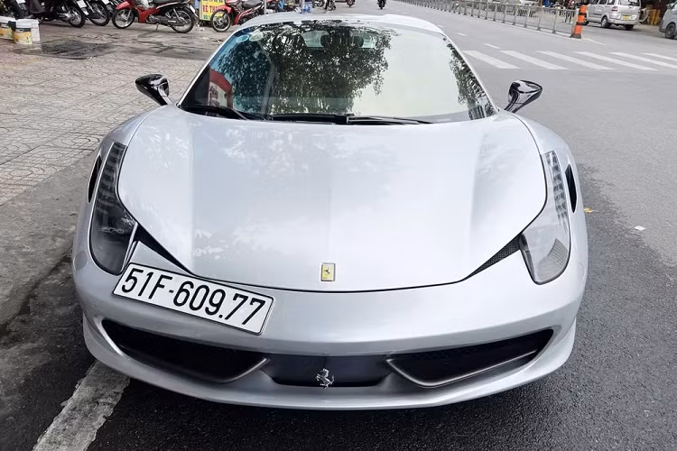 Mới đây, ông Đặng Lê Nguyên Vũ lại bị bắt gặp xuất hiện tại 1 showroom bán siêu xe ở TP HCM và chỉ khác là "chiến mã" mà doanh nhân này cầm lái không phải xe SUV Aston Martin DBX 707 mà là một chiếc siêu xe Ferrari 458 bản mui trần với số lượng chỉ 2 chiếc tại Việt Nam.