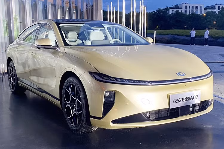 Có thể thấy đầu xe sedan điện Changan Qiyuan A07 được xây dựng với ngôn ngữ thiết kế hoàn toàn mới, trông rất “năng lượng mới” với lưới tản nhiệt trước khép kín, đi kèm cụm đèn pha xuyên thấu đã trở thành một trong những thiết kế phổ biến trên thị trường hiện nay.