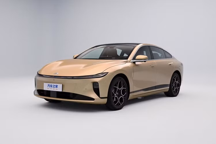 Vào ngày 20/7/2023 vừa qua, Changan Automobile đã vén màn chiếc sedan chạy hoàn toàn bằng điện của mình A07 với tên gọi Kaiyuan hay còn có tên quốc tế Qiyuan, chiếc xe Changan Qiyuan A07 2023 mới được định vị là một chiếc sedan thuần điện cỡ trung.