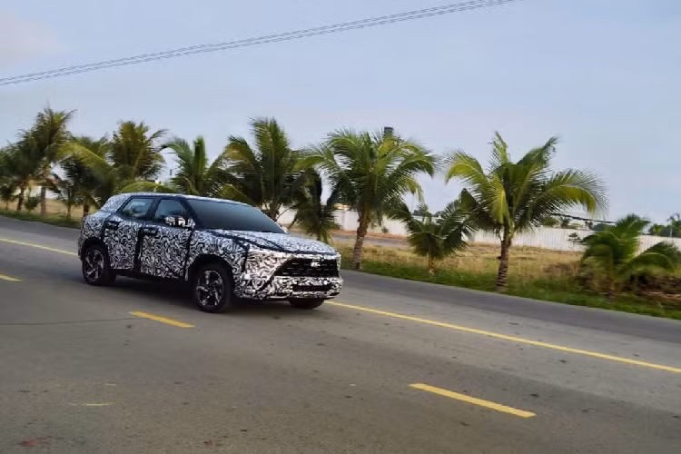 Dựa trên những di sản và bề dày thành tựu kỹ thuật trong lịch sử phát triển, Mitsubishi Motors giới thiệu một thiết kế rắn rỏi thanh lịch trên mẫu xe mới này, xe mang đậm chất SUV và đề cao các yếu tố thực tiễn cho người sử dụng như sự linh hoạt trong hệ thống điều khiển, nhiều hộc chứa đồ tiện dụng, sự thoải mái tối ưu với không gian nội thất rộng rãi vượt trội.