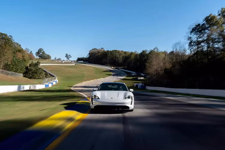Porsche Taycan Turbo S se manh hon sau khi nang cap phan mem-Hinh-2