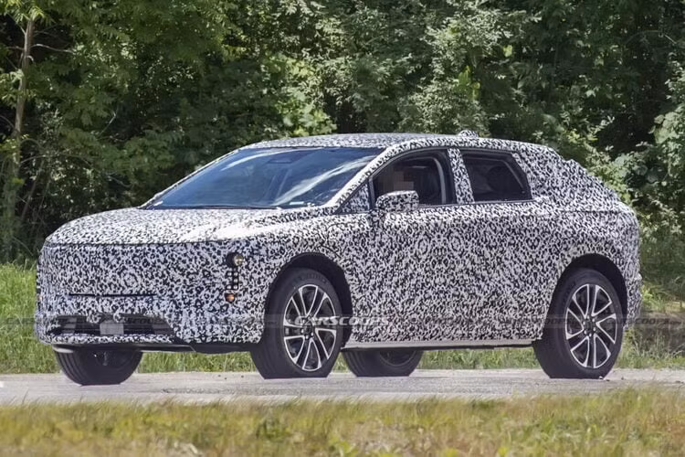 Thương hiệu xe sang Cadillac đang giữ bí mật các chi tiết bổ sung và hãng này cũng từ chối cho biết liệu các 2 mẫu xe sắp ra mắt cùng với chiếc này sẽ là sedan hay là crossover.