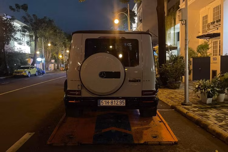 Cung cấp sức mạnh cho chiếc Mercedes-AMG G63 này vẫn là khối động cơ xăng V8, tăng áp kép, dung tích 4.0 lít với công suất tối đa 585 mã lực tại tua máy 6.000 vòng/phút và mô-men xoắn cực đại 850 Nm tại dải vòng tua 2.500 - 3.500 vòng/phút 